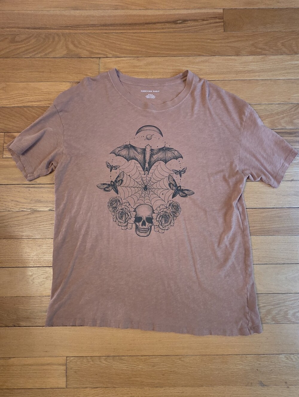 American Eagle Outfitters Halloween Rust Graphic Skull & Bat Tee  Med.